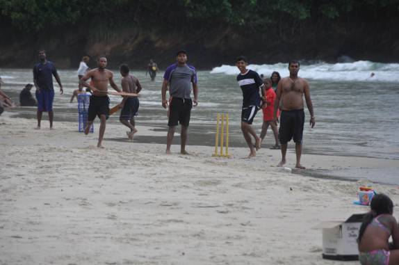 Mistura de cricket e bets, na praia em Maracas Bay, na ilha de  Trinidad